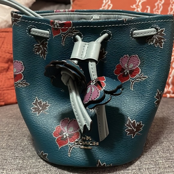 Coach Bucket Wristlet -Like New - Picture 3 of 8
